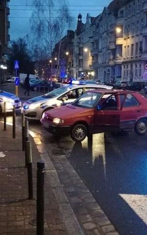 17-latek bez prawa jazdy swoją poranną podróż zakończył na przydrożnym słupku