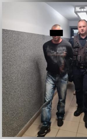 Ostrołęka: pluł na drzwi sąsiadów, zatrzymany na 3 miesiące w areszcie