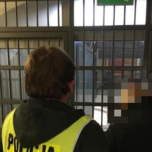 Poszukiwany do odbycia kary pozbawienia wolności ukrył się na strychu pod styropianem