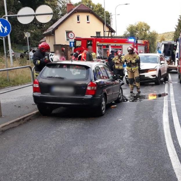 Przesiedli się w trakcie jazdy. Oboje mieli wydane sądowe zakazy kierowania. Ona posiadała narkotyki, a on ostatecznie doprowadził do wypadku drogowego