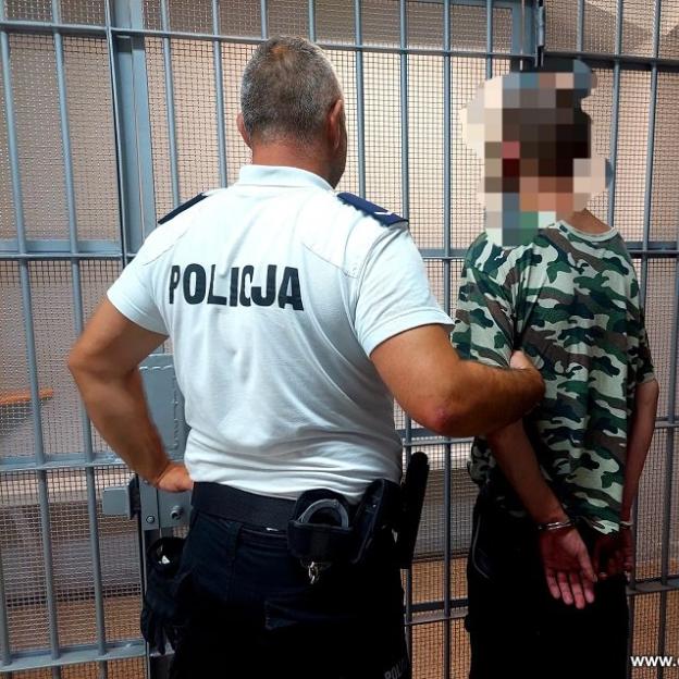 Znęcał się nad matką. Teraz ma policyjny dozór, zakaz zbliżania się do niej oraz nakaz opuszczenia mieszkania