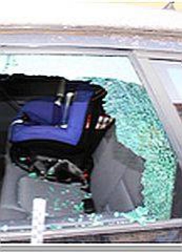 Policjant po służbie zatrzymał mężczyznę, który wybijał młotkiem szyby w zaparkowanych przy drodze samochodach