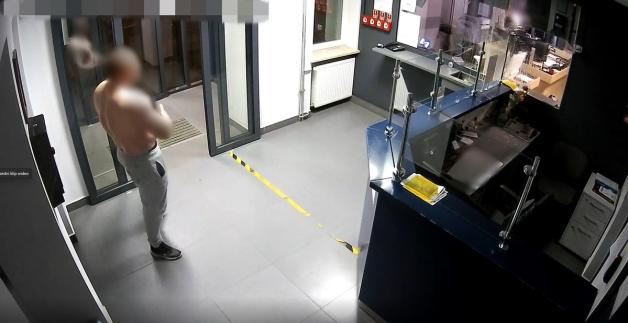 Podpalił pojazd i sam przyjechał do komendy, gdzie zniszczył poczekalnię